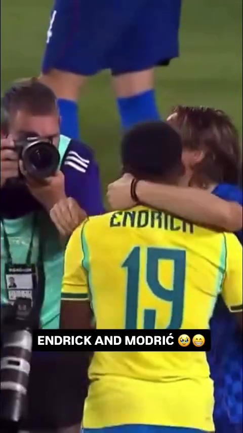 MK体育登录入口-好久不见！19岁恩德里克开心抱起40岁莫德里奇，两人赛后寒暄